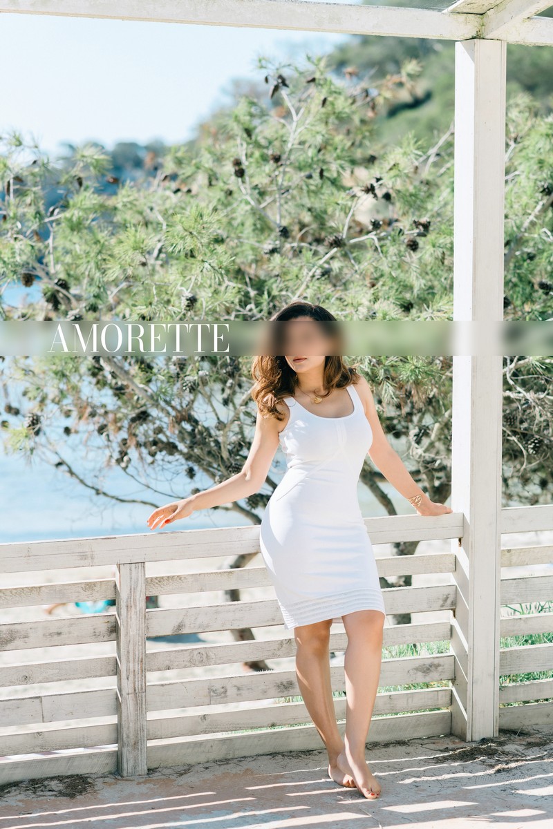 luna – kurviges escort palma de mallorca 1 High‑class escort Luna in Palma de Mallorca stands confidently on a sunny beach with the Mediterranean Sea behind her. She wears a stylish summer outfit that flatters her curves and gazes softly toward the camera, her long hair cascading over her shoulders. The bright coastal atmosphere, warm sand, and clear sea create a luxurious and elegant outdoor setting. Arms, legs, shoulders, and upper body are visible, highlighting her natural beauty and graceful presence. Beautiful natural escort, high class escort, Germany, international, travel, luxury.